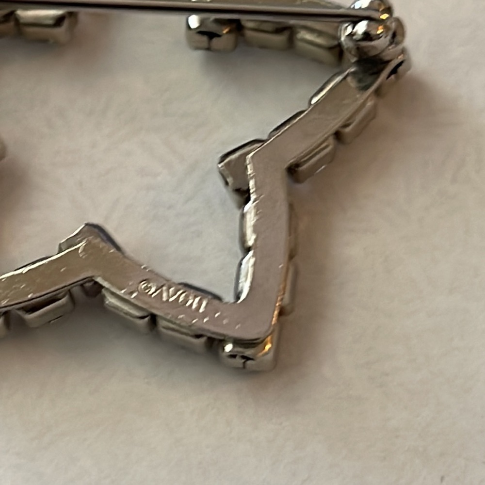 Avon vintage star pin in excellent used condition faux diamonds and silver tone - Picture 3 of 3